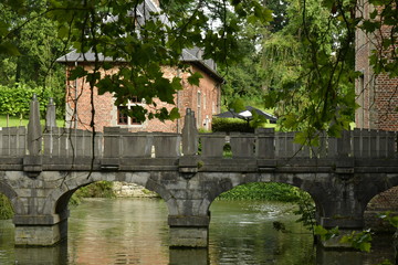 Le pont &agrave; arches d'acc&egrave;s au ch&acirc;teau et l'une des d&eacute;pendances au domaine Coloma &agrave; Sint-Pieter-Leeuw 