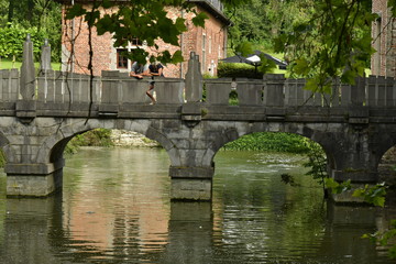 Le pont à arches d'accès au château et l'une des dépendances au domaine Coloma à Sint-Pieter-Leeuw 