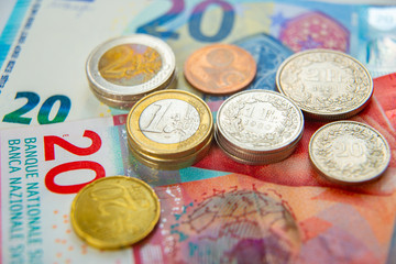 Monete e banconote di Euro e Franchi Svizzeri