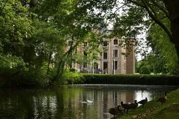 Fototapeta na wymiar Le château et ses douves de la roseraie Coloma à St-Pieter-Leeuw