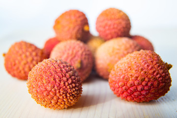 Lychees maturi su un tagliere bianco