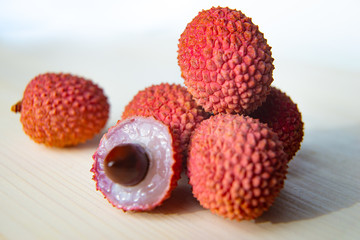 Lychees maturi su un tagliere bianco