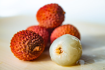 Lychees maturi su un tagliere bianco