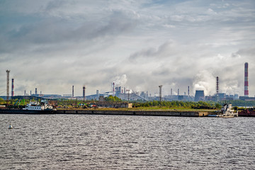 Naklejka premium Sailing on the northwest river along the territory of metallurgical plant 