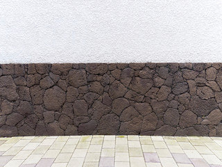 Pared de Piedra desde diferentes ángulos, con cemento blanco y piso de ladrillos grises