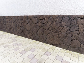 Pared de Piedra desde diferentes ángulos, con cemento blanco y piso de ladrillos grises