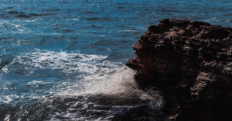 Agua chocando con las piedras de la costa