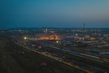 Obraz premium Nocna fabryka chemiczna