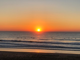 Fototapeta premium Couché de soleil sur la plage de Costa da Caparica, Portugal 