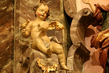 Engel, antiker Barockengel in einer Kirche, sehr alter Barockengel