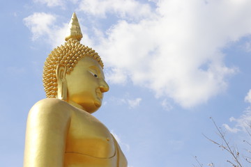 Obraz premium A beautiful view of Wat Muang temple in Ang Thong, Thailand.