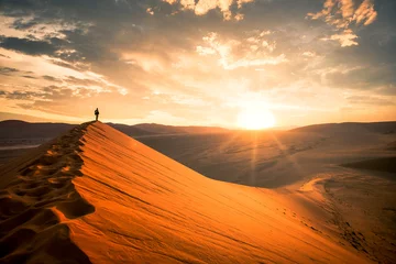 Foto auf Acrylglas Sonnenuntergang Dramatischer Sonnenaufgang in der namibischen Wüste