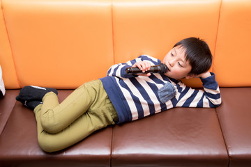 マイクで歌う男の子