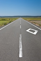 田舎の真っ直ぐな道路