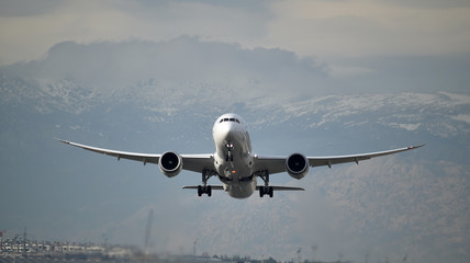 avion despegando en el aeropuerto de barajas