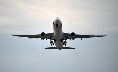 avion despegando de un aeropuerto