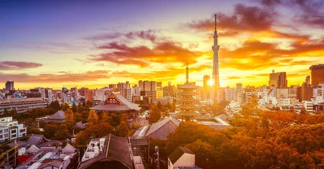 Selbstklebende Fototapete Tokio Dramatischer Sonnenaufgang der Skyline von Tokio mit dem Senso-ji-Tempel und dem Tokyo Skytree in Japan