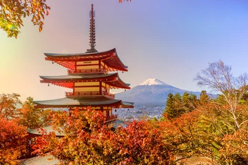 Poster Fuji-berg en traditioneel Chureito-pagodeheiligdom vanaf de heuveltop in de herfst, Japan © fenlio