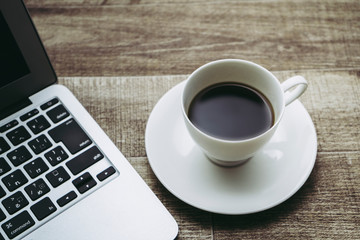 ノートパソコンとコーヒー