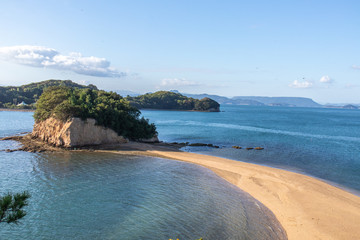 干潮時に島につながる砂浜の道