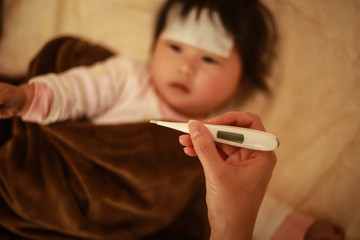 Obraz premium 体調不良の赤ちゃんイメージ