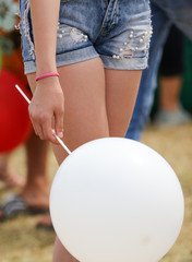 Naklejka premium Balls in the hands of a girl in the park