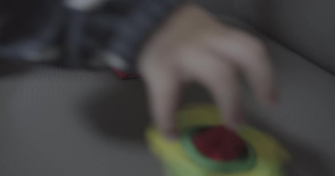 종이로 만든 팽이를 돌리고 있는 아이의 손