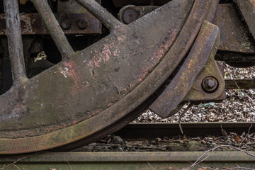 detailansicht von raeder mit bremsen einer lokomotive