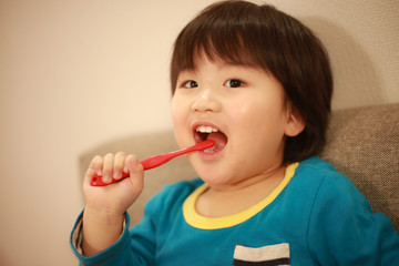 歯磨きする男の子