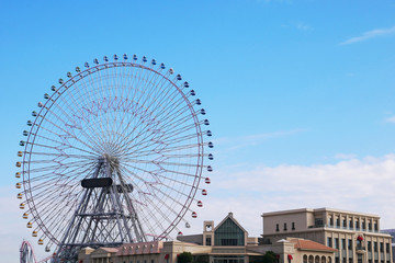 大きな観覧車と空