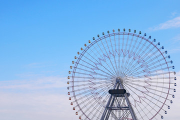 大きな観覧車と空