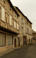Fototapeta na wymiar Maison à colombages dans le magnifique village médiéval de Issigeac en Périgord dans le département de la Dordogne
