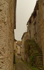 Maison et escalier en pierre dans le superbe village médiéval de Issigeac en Périgord dans le département de la Dordogne