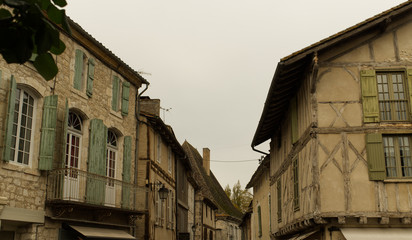 Fototapeta na wymiar Maison à colombages dans le magnifique village médiéval de Issigeac en Périgord dans le département de la Dordogne