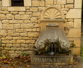 Fontaine à Yssigeac en Dordogne pour se désaltérer se rafraichir et étancher sa soif