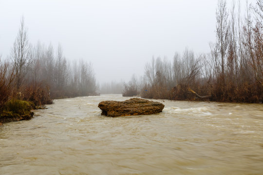 Crecida durante el invierno en el Río Bernesga, León, España.