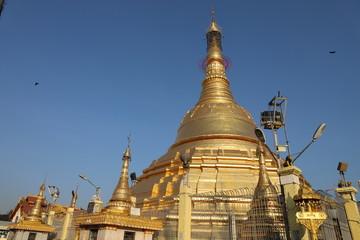 Fototapeta premium YANGON/MYANMAR - 25th Dec, 2019 : street in the city, sule pagoda, yangon
