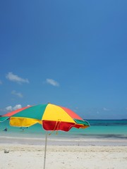 美しいビーチとカラフルなパラソル（渡口の浜、沖縄県宮古島市伊良部島）