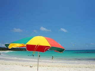 美しいビーチとカラフルなパラソル（渡口の浜、沖縄県宮古島市伊良部島）