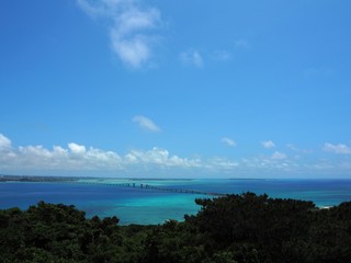 牧山展望台から望む伊良部大橋（沖縄県宮古島市）