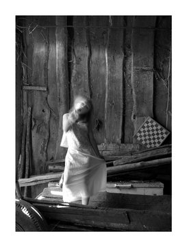 młoda kobieta w masce