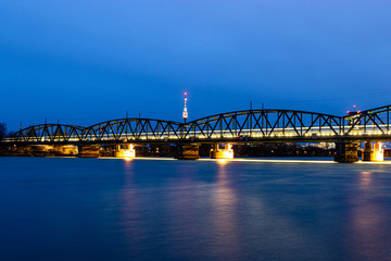 Fototapeta na wymiar Nordbahnbrücke über die Donau in Wien am Abend