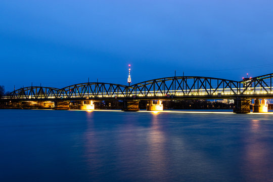 Nordbahnbr&uuml;cke &uuml;ber die Donau in Wien am Abend