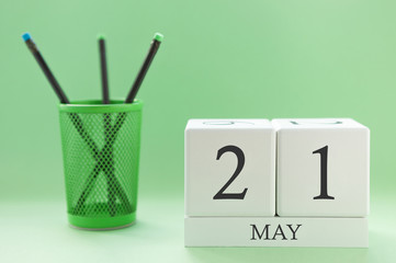 Desk calendar of two cubes for May 21