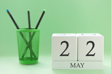 Desk calendar of two cubes for May 22