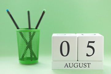 Desk calendar of two cubes for August 5