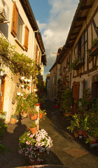 Perspective pour cette magnifique rue fleurie de Casseneuil dans le département du Lot et Garonne