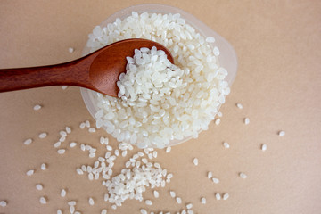 木製のスプーンで米を掬う
