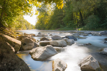 Fr&uuml;hlingslandschaft am Wasser