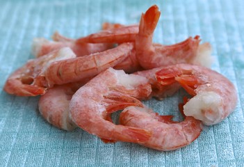Large-sized shrimp frozen lie on a board for thawing and cooking